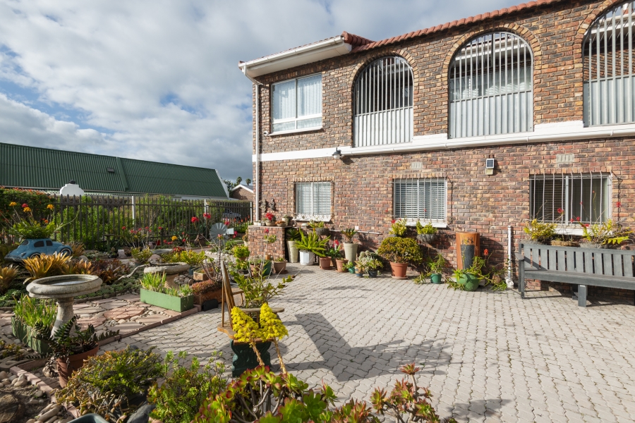 5 Bedroom Property for Sale in Middedorp Western Cape